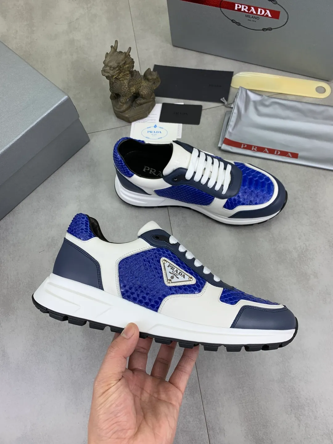 Men's men's shoes💰P580💰【New model】Top quality, new popular models on the official website, which will never go out of style for a century,🆘 The trendy brand (Prada) mainly promotes popular models, avant-garde and versatile fashionable men's shoes, privately molded, with cowhide splicing and 1:1 oil edge treatment... fashionable and simple, original imported cowhide with python skin, cowhide leather lining for feet; the atmosphere and personality are more fashionable, eye-catching and pursuing class. It will subvert the old idea and be a must-have for fashionistas who want to spend time with you! Must keep it! High-end comfortable and low-cost, high-end quality workmanship. Size: 38-44 Various colors available. full package